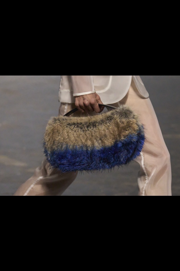 مجموعة Coperni لخريف 2024 ابتكارات جديدة في عالمي الموضة والتكنولوجيا 