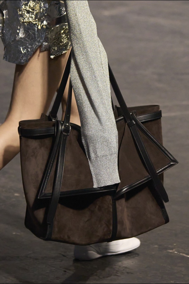 مجموعة Coperni لخريف 2024 ابتكارات جديدة في عالمي الموضة والتكنولوجيا 