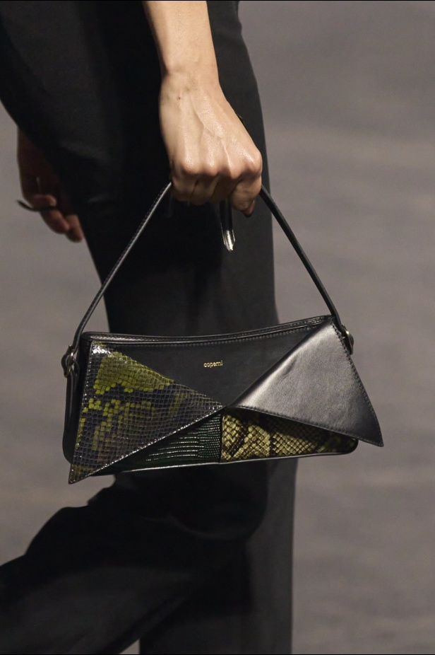 مجموعة Coperni لخريف 2024 ابتكارات جديدة في عالمي الموضة والتكنولوجيا 