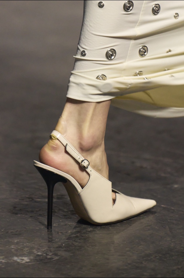 مجموعة Coperni لخريف 2024 ابتكارات جديدة في عالمي الموضة والتكنولوجيا 