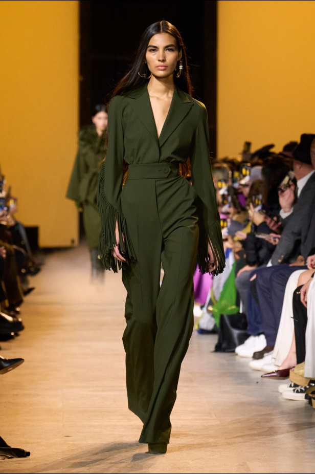 من موسيقى الروك وروح الغرب مجموعة ايلي صعب للألبسة الجاهزة