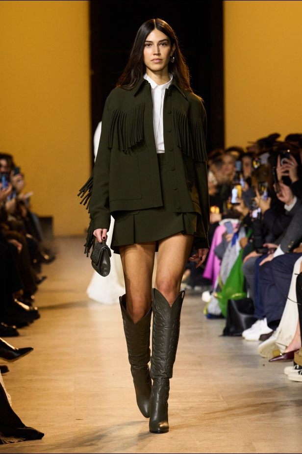 من موسيقى الروك وروح الغرب مجموعة ايلي صعب للألبسة الجاهزة