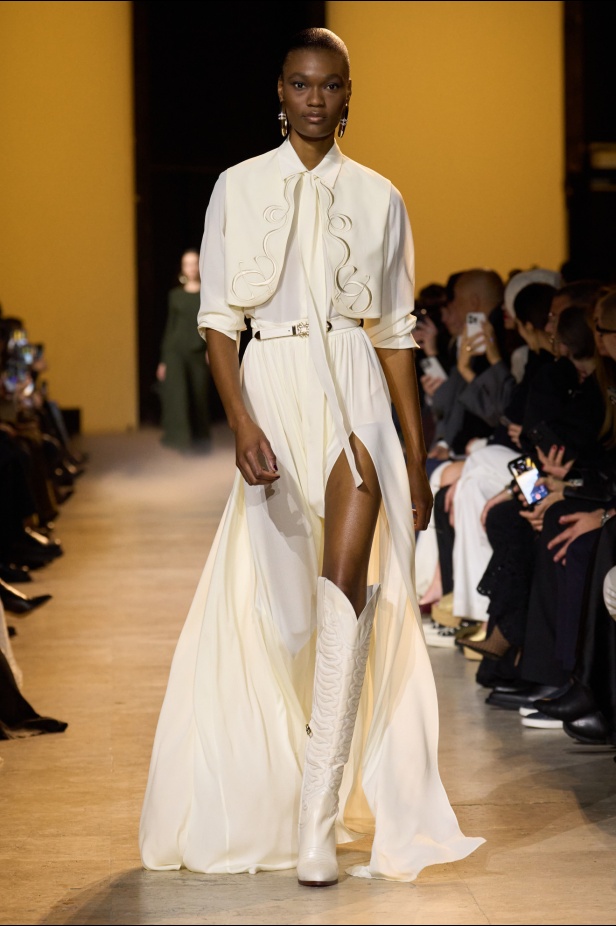 من موسيقى الروك وروح الغرب مجموعة ايلي صعب للألبسة الجاهزة