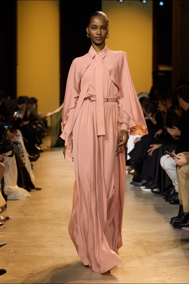 من موسيقى الروك وروح الغرب مجموعة ايلي صعب للألبسة الجاهزة