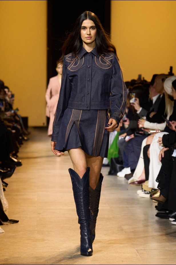 من موسيقى الروك وروح الغرب مجموعة ايلي صعب للألبسة الجاهزة