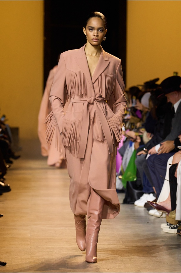 من موسيقى الروك وروح الغرب مجموعة ايلي صعب للألبسة الجاهزة