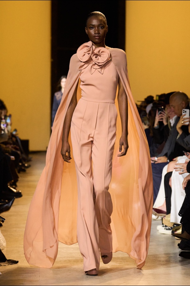 من موسيقى الروك وروح الغرب مجموعة ايلي صعب للألبسة الجاهزة