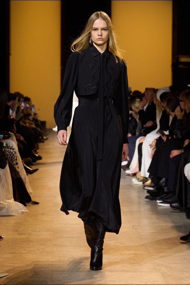 من موسيقى الروك وروح الغرب مجموعة ايلي صعب للألبسة الجاهزة