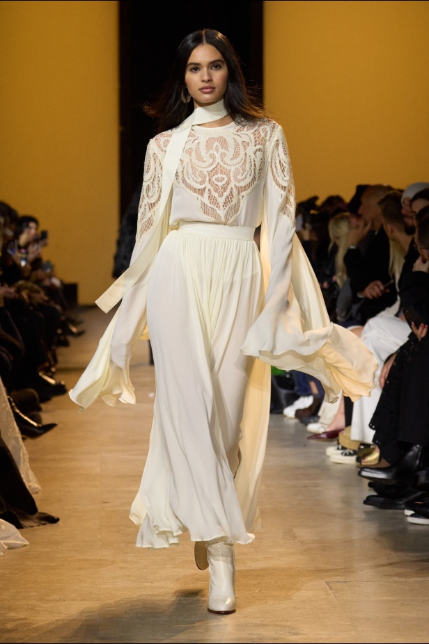 من موسيقى الروك وروح الغرب مجموعة ايلي صعب للألبسة الجاهزة