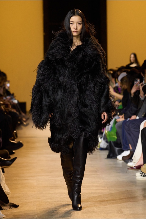 من موسيقى الروك وروح الغرب مجموعة ايلي صعب للألبسة الجاهزة