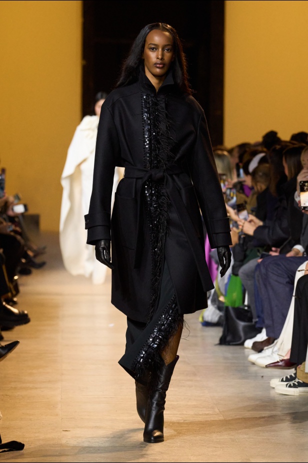 من موسيقى الروك وروح الغرب مجموعة ايلي صعب للألبسة الجاهزة