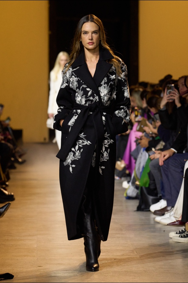 من موسيقى الروك وروح الغرب مجموعة ايلي صعب للألبسة الجاهزة