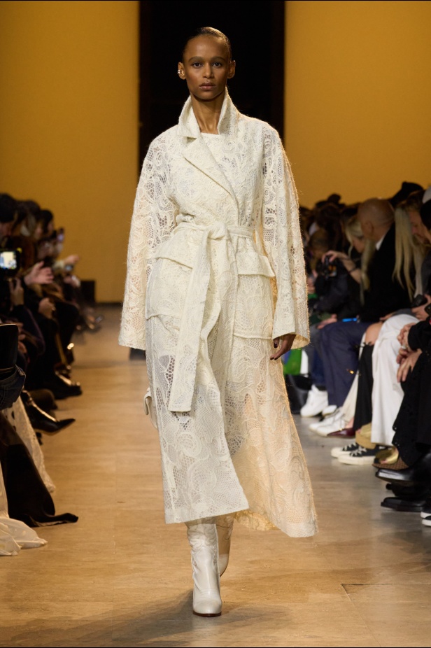 من موسيقى الروك وروح الغرب مجموعة ايلي صعب للألبسة الجاهزة