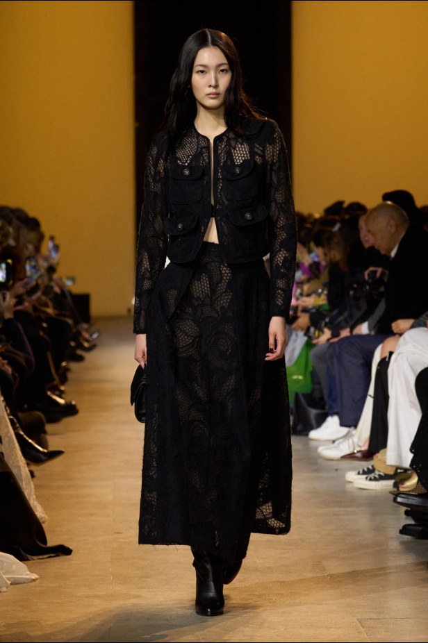 من موسيقى الروك وروح الغرب مجموعة ايلي صعب للألبسة الجاهزة