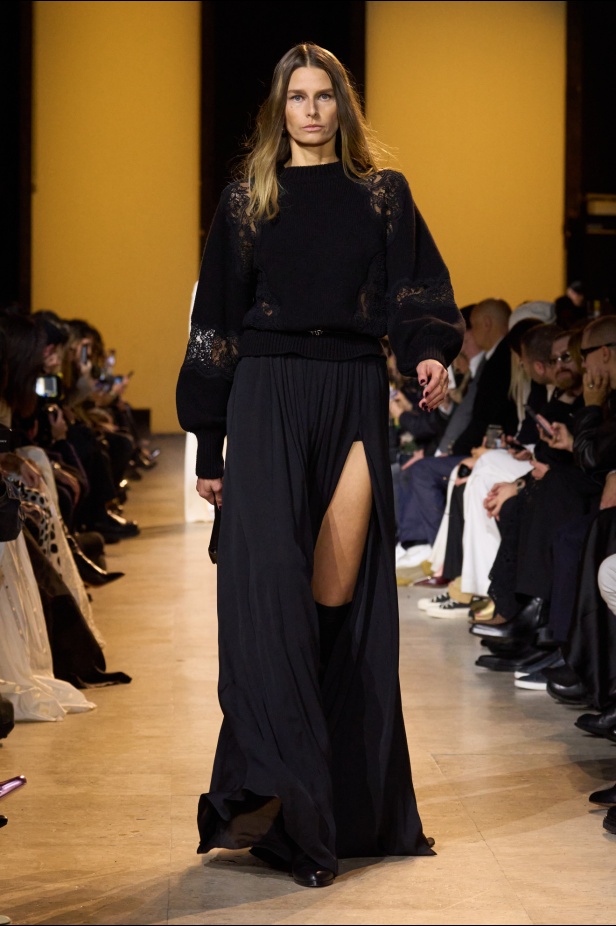 من موسيقى الروك وروح الغرب مجموعة ايلي صعب للألبسة الجاهزة