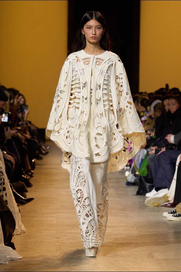 من موسيقى الروك وروح الغرب مجموعة ايلي صعب للألبسة الجاهزة