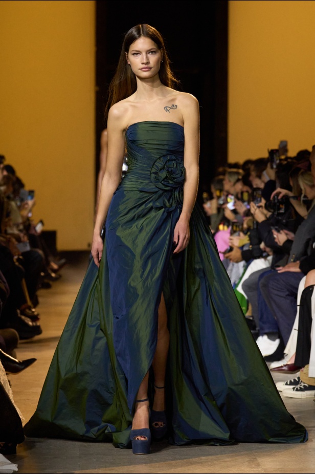 من موسيقى الروك وروح الغرب مجموعة ايلي صعب للألبسة الجاهزة