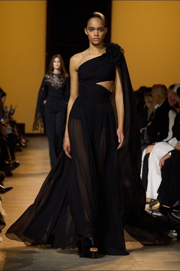 من موسيقى الروك وروح الغرب مجموعة ايلي صعب للألبسة الجاهزة