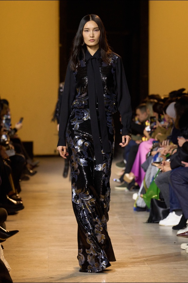 من موسيقى الروك وروح الغرب مجموعة ايلي صعب للألبسة الجاهزة