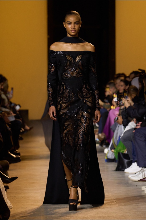 من موسيقى الروك وروح الغرب مجموعة ايلي صعب للألبسة الجاهزة