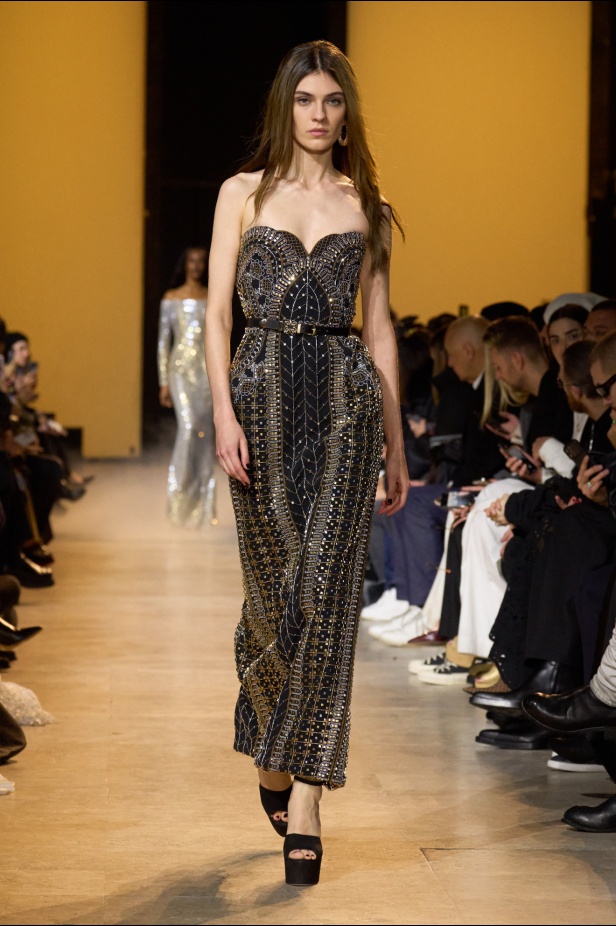 من موسيقى الروك وروح الغرب مجموعة ايلي صعب للألبسة الجاهزة