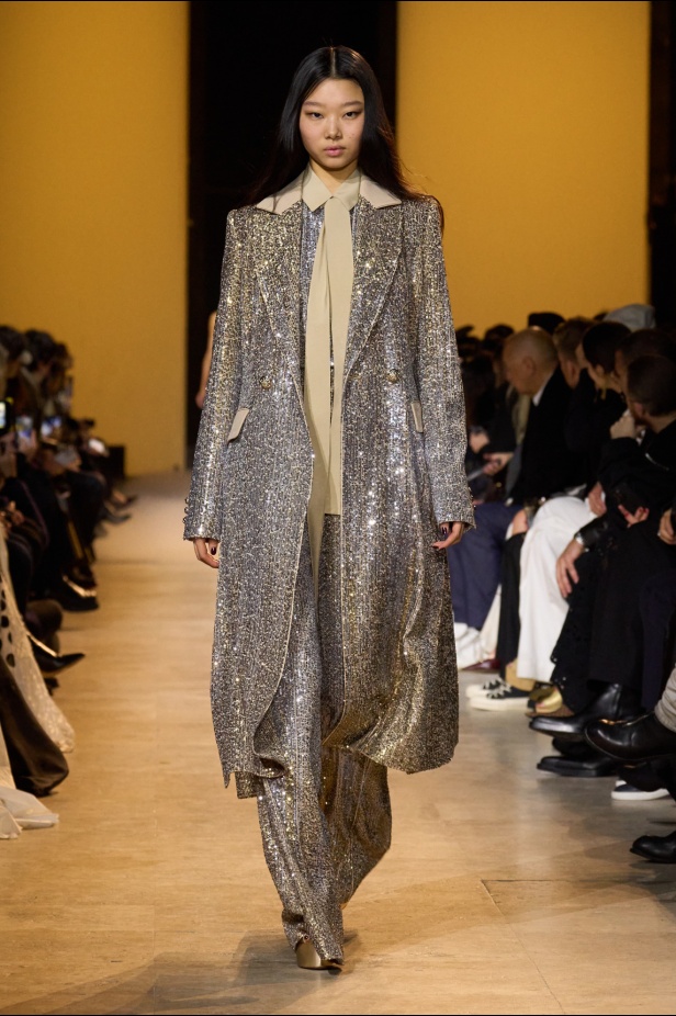 من موسيقى الروك وروح الغرب مجموعة ايلي صعب للألبسة الجاهزة