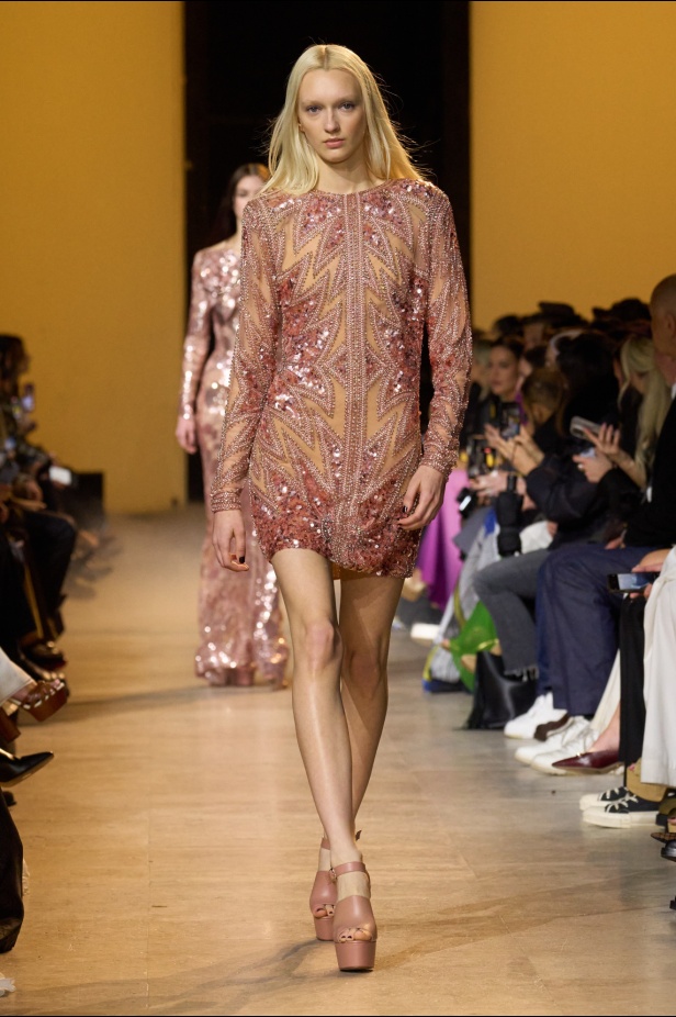 من موسيقى الروك وروح الغرب مجموعة ايلي صعب للألبسة الجاهزة