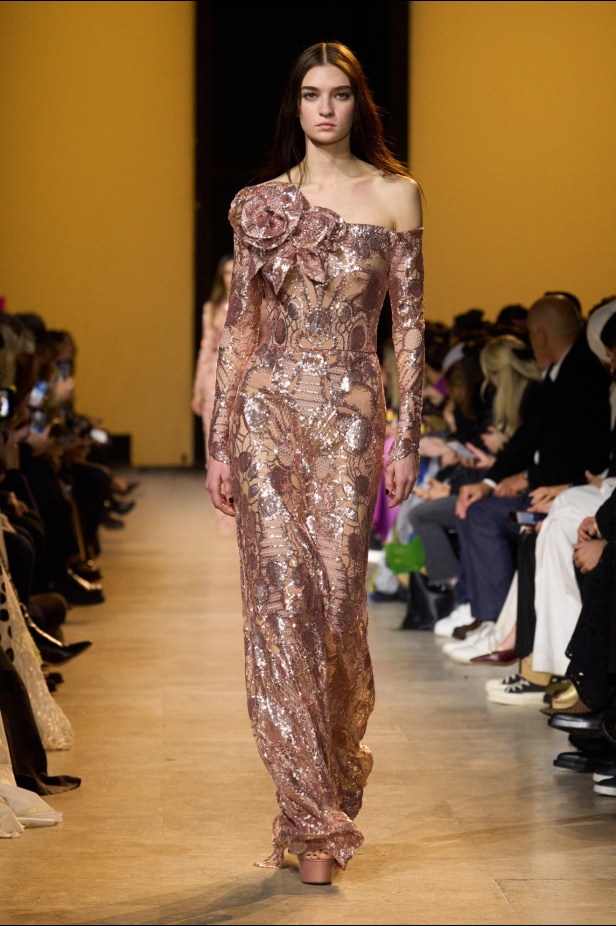 من موسيقى الروك وروح الغرب مجموعة ايلي صعب للألبسة الجاهزة