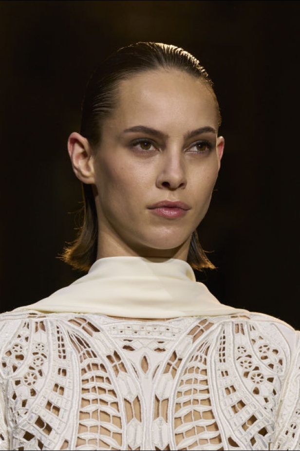 مجموعة ايلي صعب لخريف وشتاء 2024 - 2025