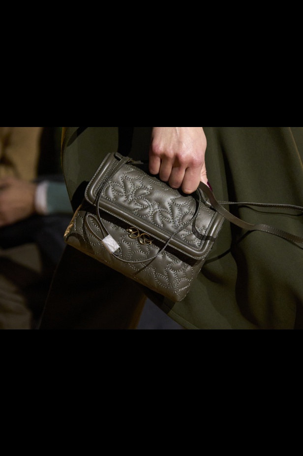 من موسيقى الروك وروح الغرب مجموعة ايلي صعب للألبسة الجاهزة