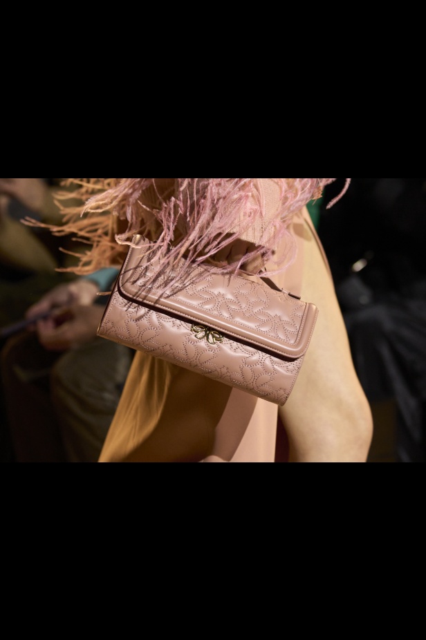 من موسيقى الروك وروح الغرب مجموعة ايلي صعب للألبسة الجاهزة