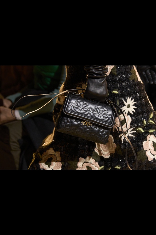 من موسيقى الروك وروح الغرب مجموعة ايلي صعب للألبسة الجاهزة