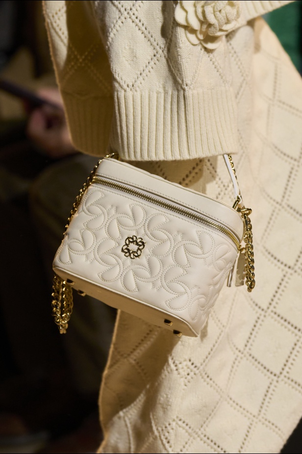 من موسيقى الروك وروح الغرب مجموعة ايلي صعب للألبسة الجاهزة