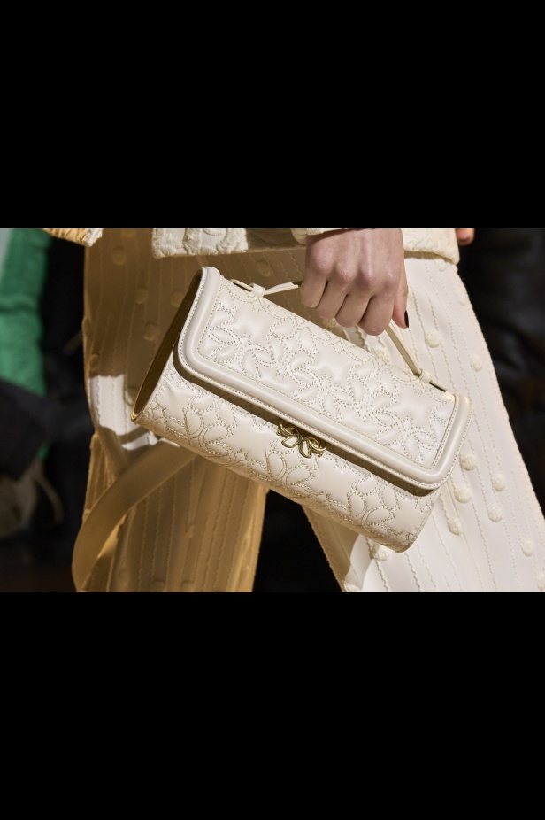 من موسيقى الروك وروح الغرب مجموعة ايلي صعب للألبسة الجاهزة