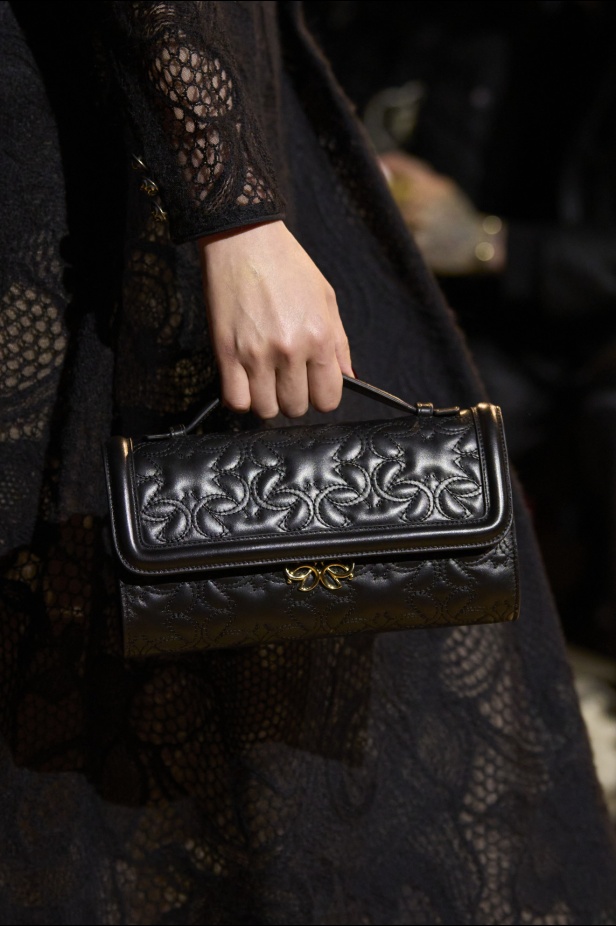 من موسيقى الروك وروح الغرب مجموعة ايلي صعب للألبسة الجاهزة