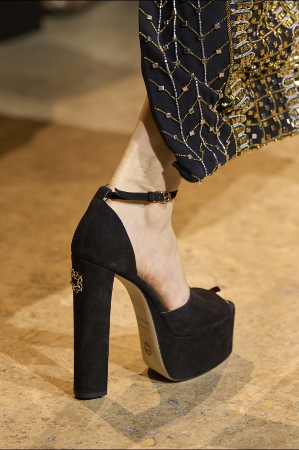 من موسيقى الروك وروح الغرب مجموعة ايلي صعب للألبسة الجاهزة