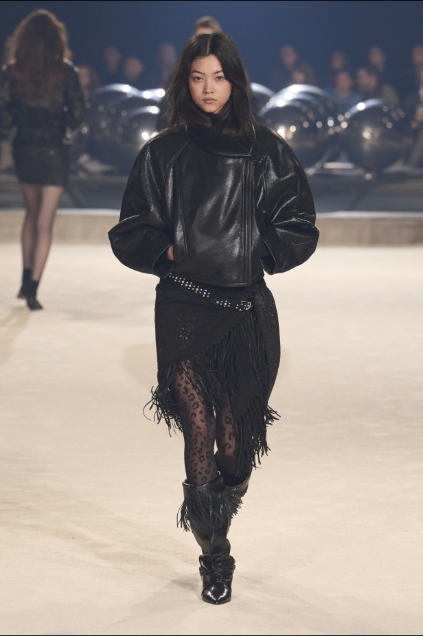 مجموعة Isabel Marant لخريف وشتاء 2024 بين النمط البوهيمي والإحساس الغربي