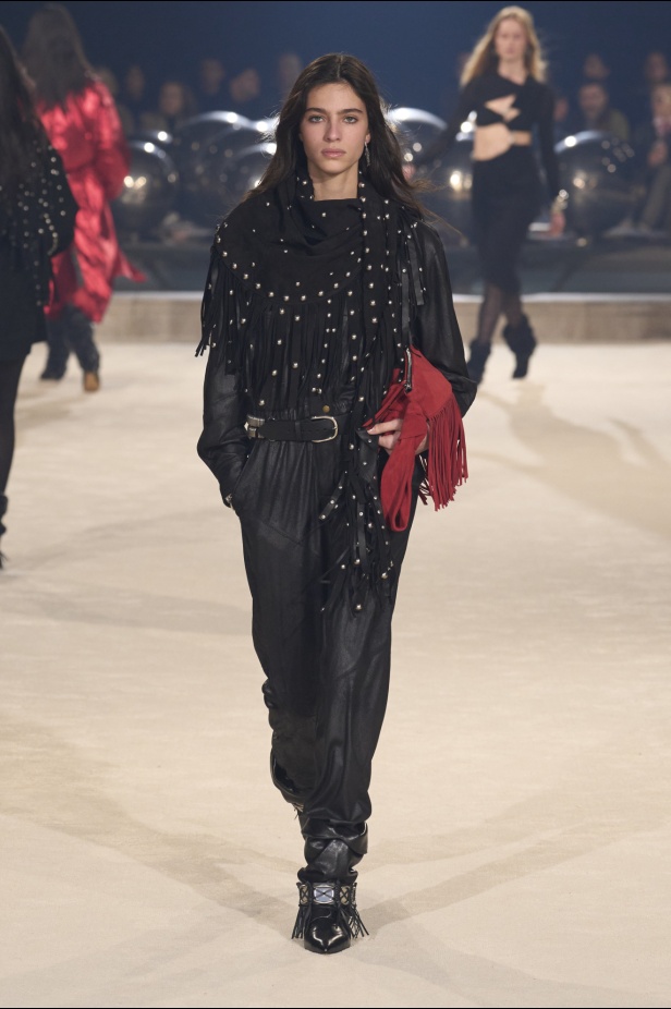 مجموعة Isabel Marant لخريف وشتاء 2024 بين النمط البوهيمي والإحساس الغربي