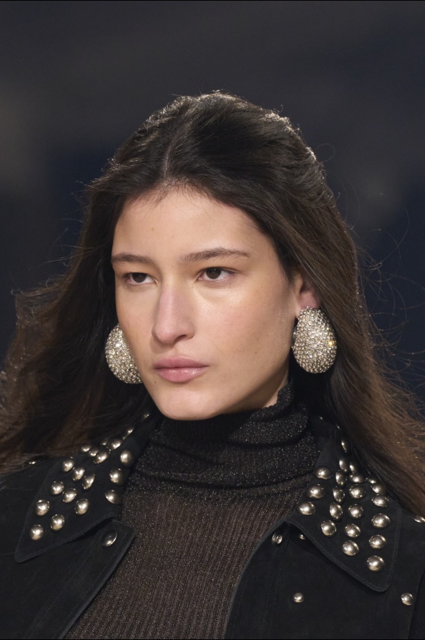 مجموعة Isabel Marant لخريف وشتاء 2024 بين النمط البوهيمي والإحساس الغربي