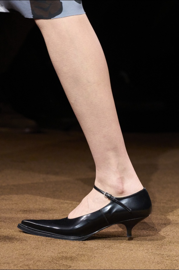 Miu Miu تتحدى فكرة "ارتداء الملابس حسب العمر" لخريف 2024... تصاميم من الطفولة إلى البلوغ