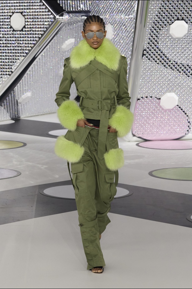 مجموعة Off-White نابضة بالحياة والألوان الصاخبة 