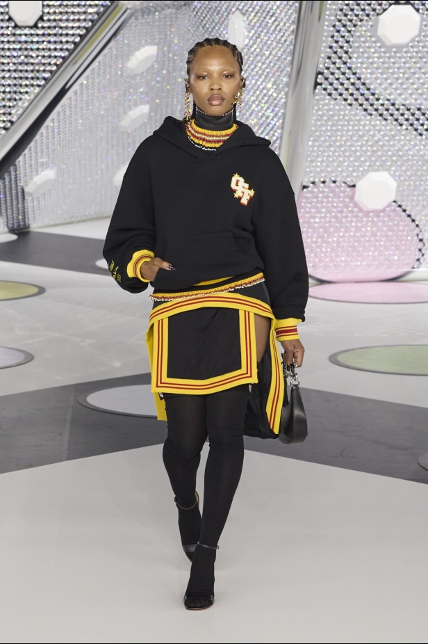 مجموعة Off-White نابضة بالحياة والألوان الصاخبة 