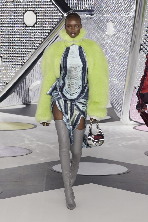 مجموعة Off-White نابضة بالحياة والألوان الصاخبة 