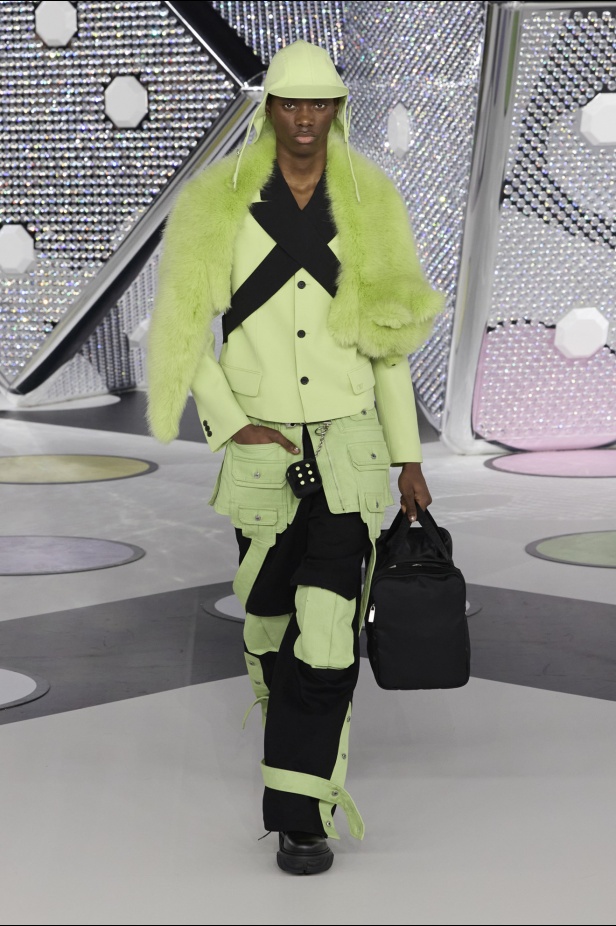 مجموعة Off-White نابضة بالحياة والألوان الصاخبة 