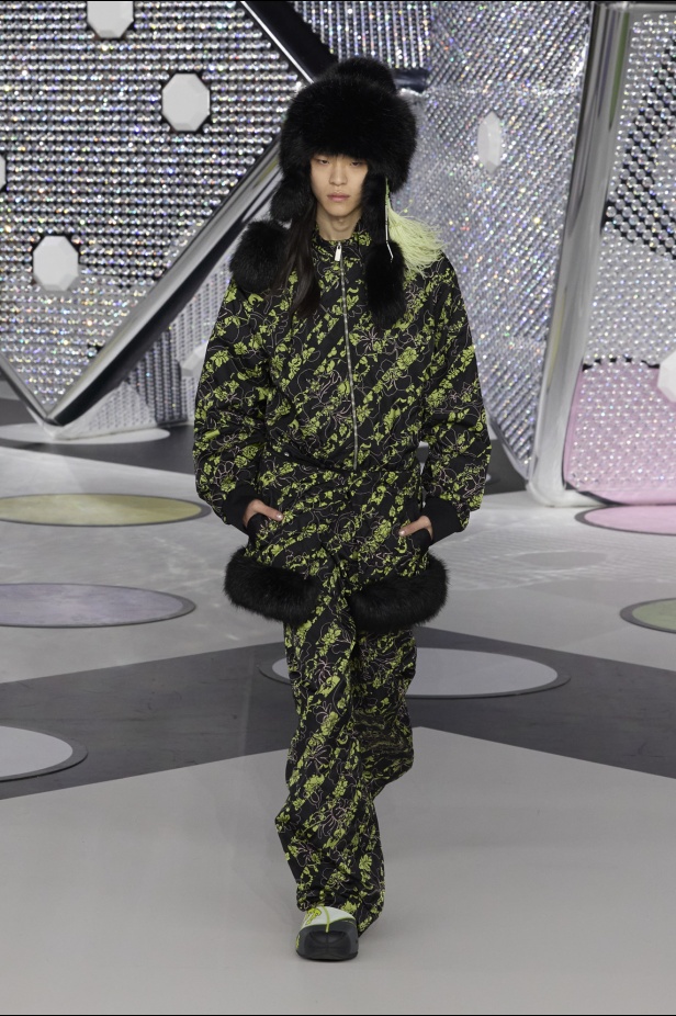 مجموعة Off-White نابضة بالحياة والألوان الصاخبة 