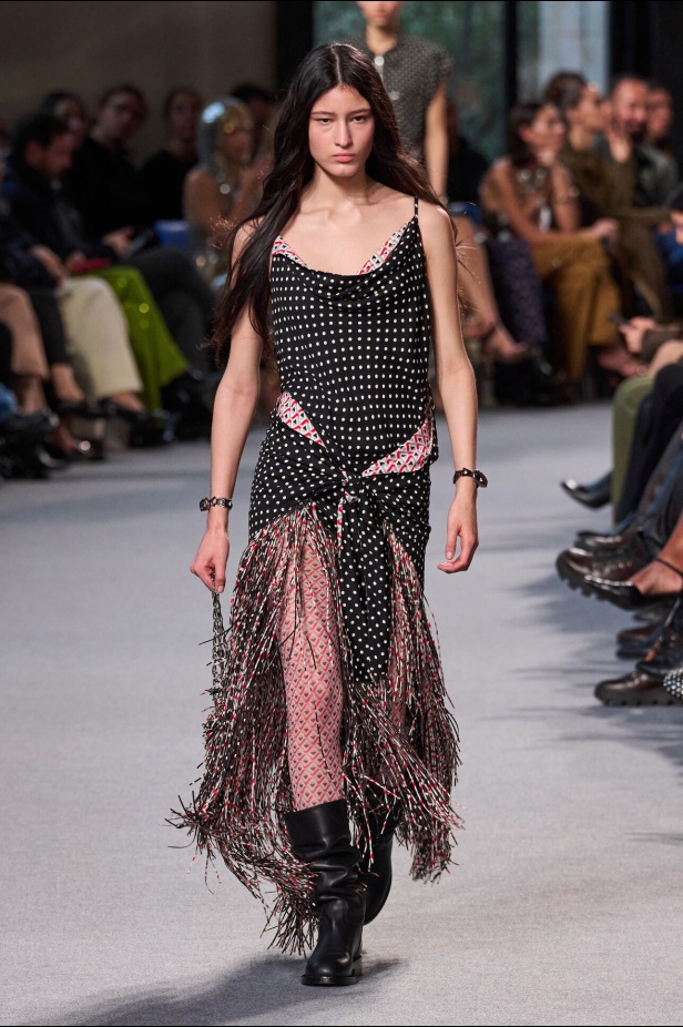 مجموعة Rabanne لموسم خريف وشتاء 2024-2025 في باريس