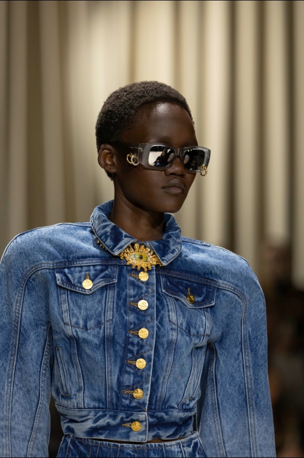 مجموعة Schiaparelli لخريف وشتاء 2024.. فخامة معتادة وعالم من الإبداع