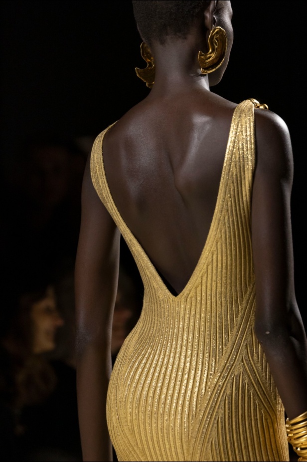 مجموعة Schiaparelli لخريف وشتاء 2024.. فخامة معتادة وعالم من الإبداع