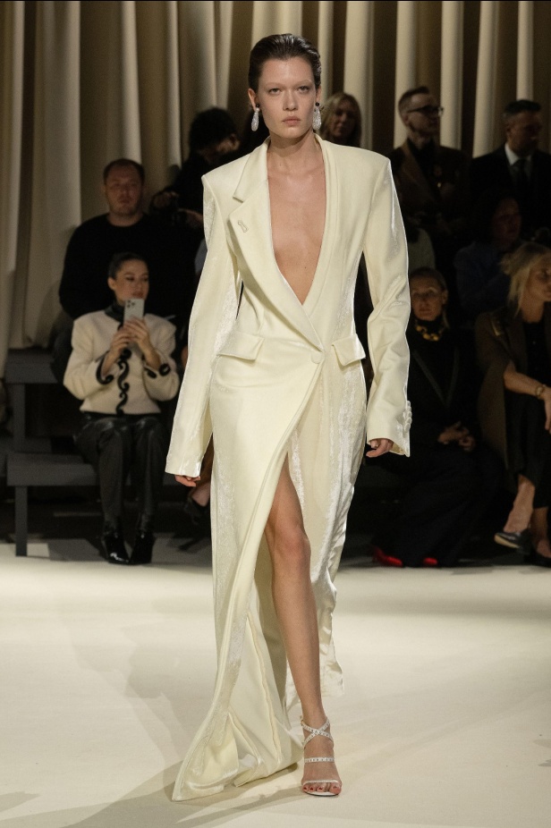 مجموعة Schiaparelli لخريف وشتاء 2024.. فخامة معتادة وعالم من الإبداع