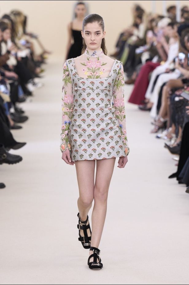 مجموعة Giambattista Valli لخريف وشتاء 2024